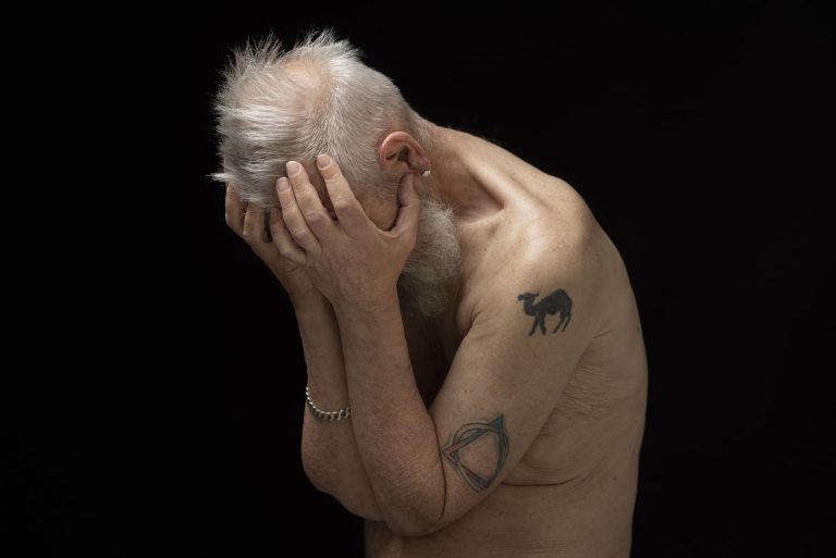 homme âgé qui souhaite retirer un tatouage